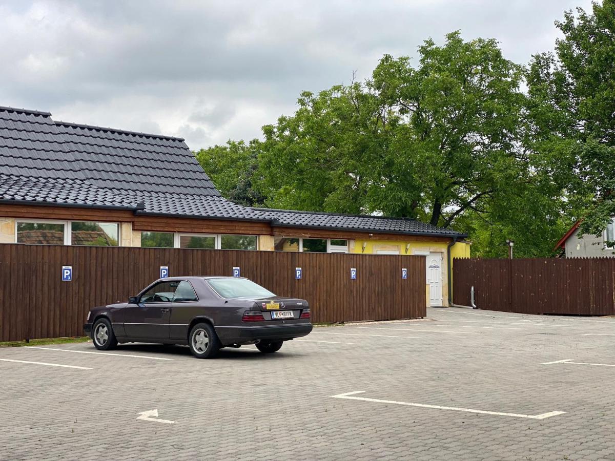 Blueline Motel Jászberény Zewnętrze zdjęcie